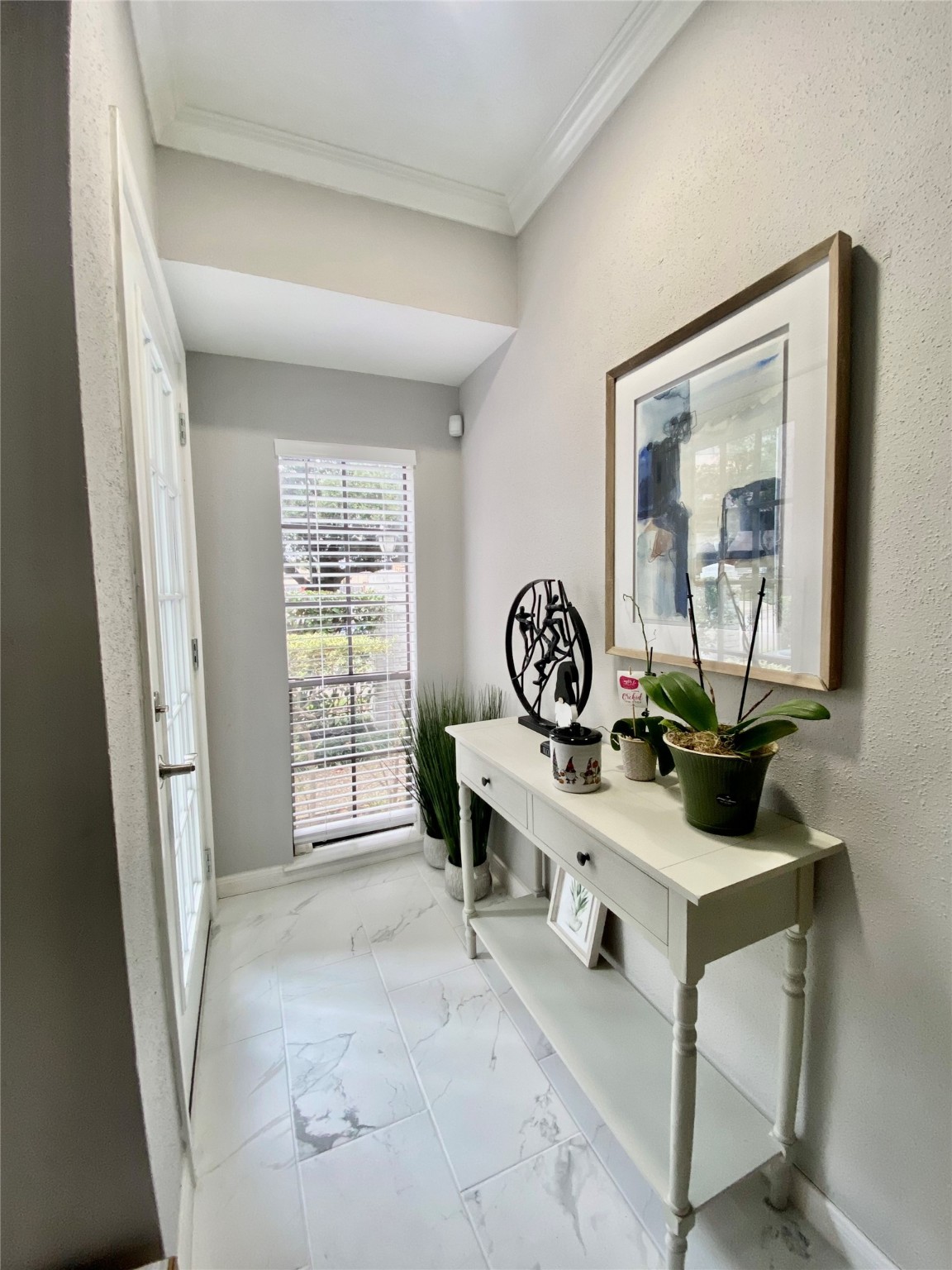 1911 Bering Drive, Unit 34 Houston, TX 77057 - Photo 4 of 26 a view of a workspace with a window and a mirror