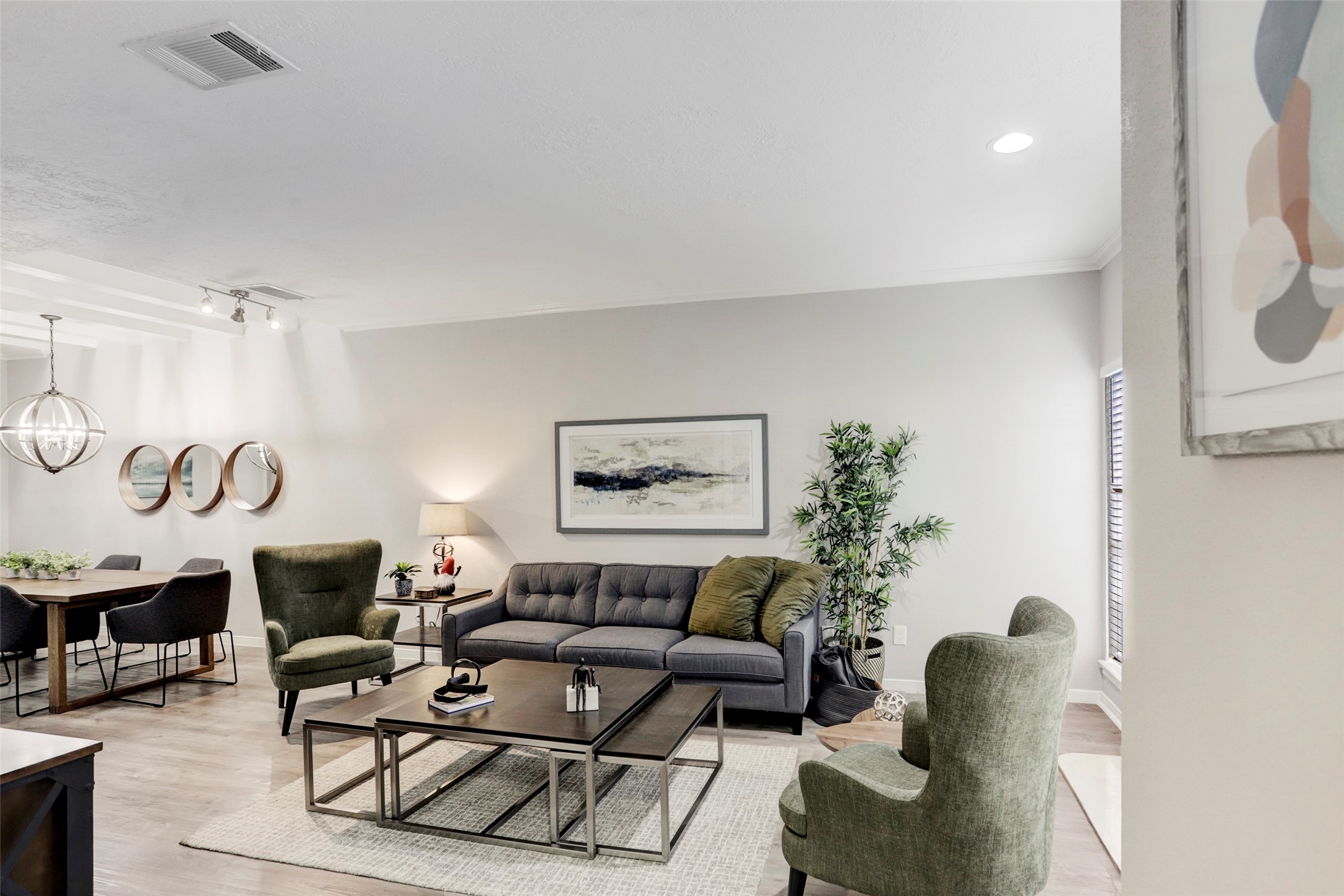 1911 Bering Drive, Unit 34 Houston, TX 77057 - Photo 8 of 26 a living room with furniture and a potted plant