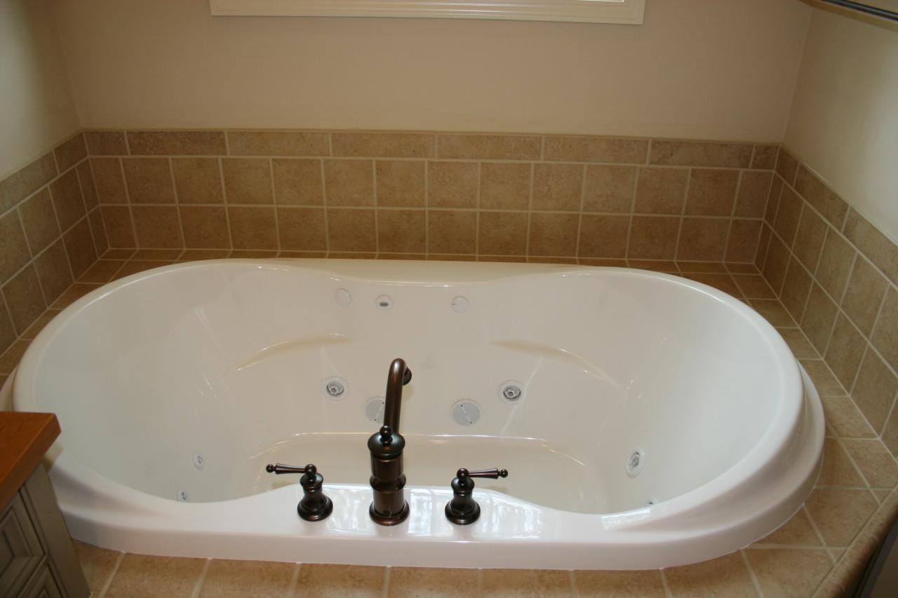 91 Stonehaven Lane Blue Ridge, VA 24064 - Photo 22 of 52 a bathroom with a bathtub