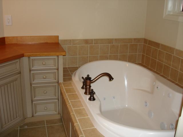 91 Stonehaven Lane Blue Ridge, VA 24064 - Photo 23 of 52 a bathroom with a bathtub