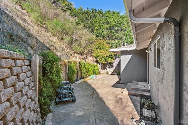 a view of a back yard