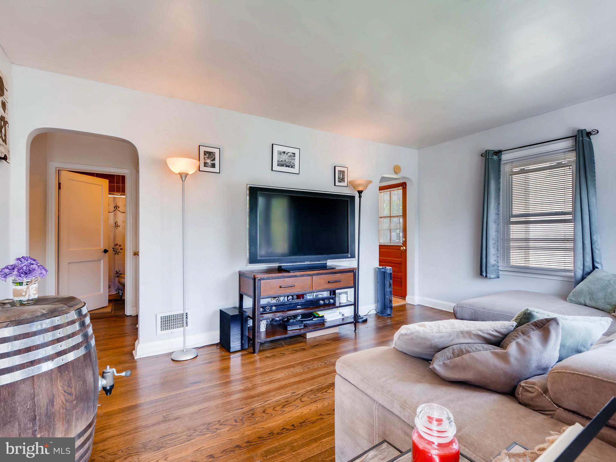 5913 Meadow Road Baltimore, MD 21206 - Photo 7 of 28 Living Room