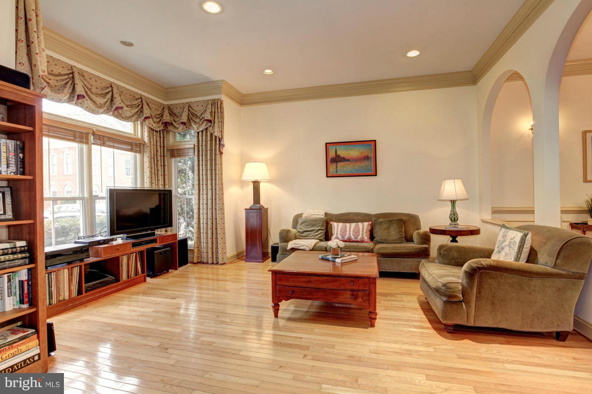 330 Hart Road Gaithersburg, MD 20878 - Photo 3 of 30 Living Room