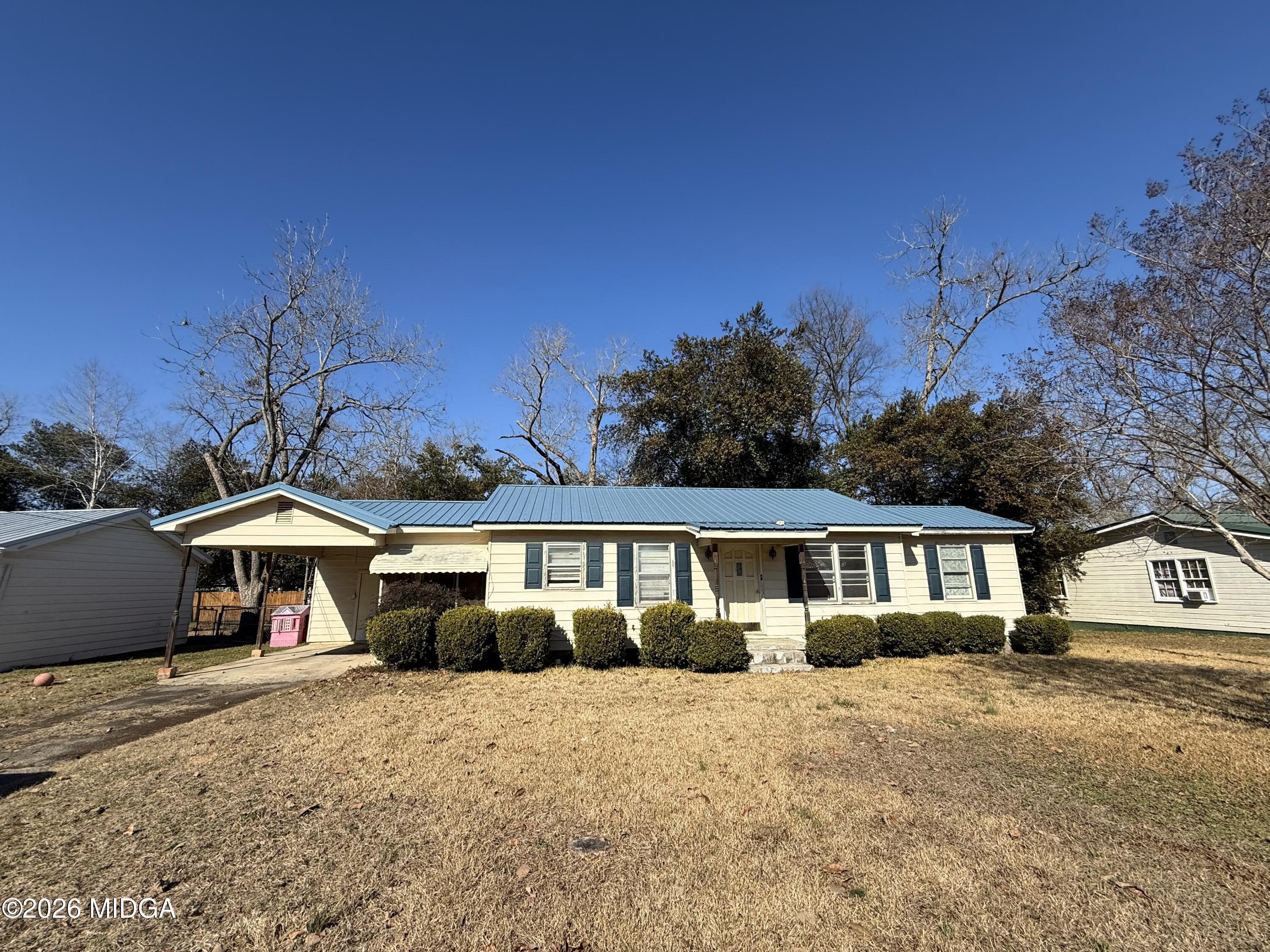 145 Edmondson Circle Cochran, GA 31014 - Photo 2 of 13 front view of a house with a patio