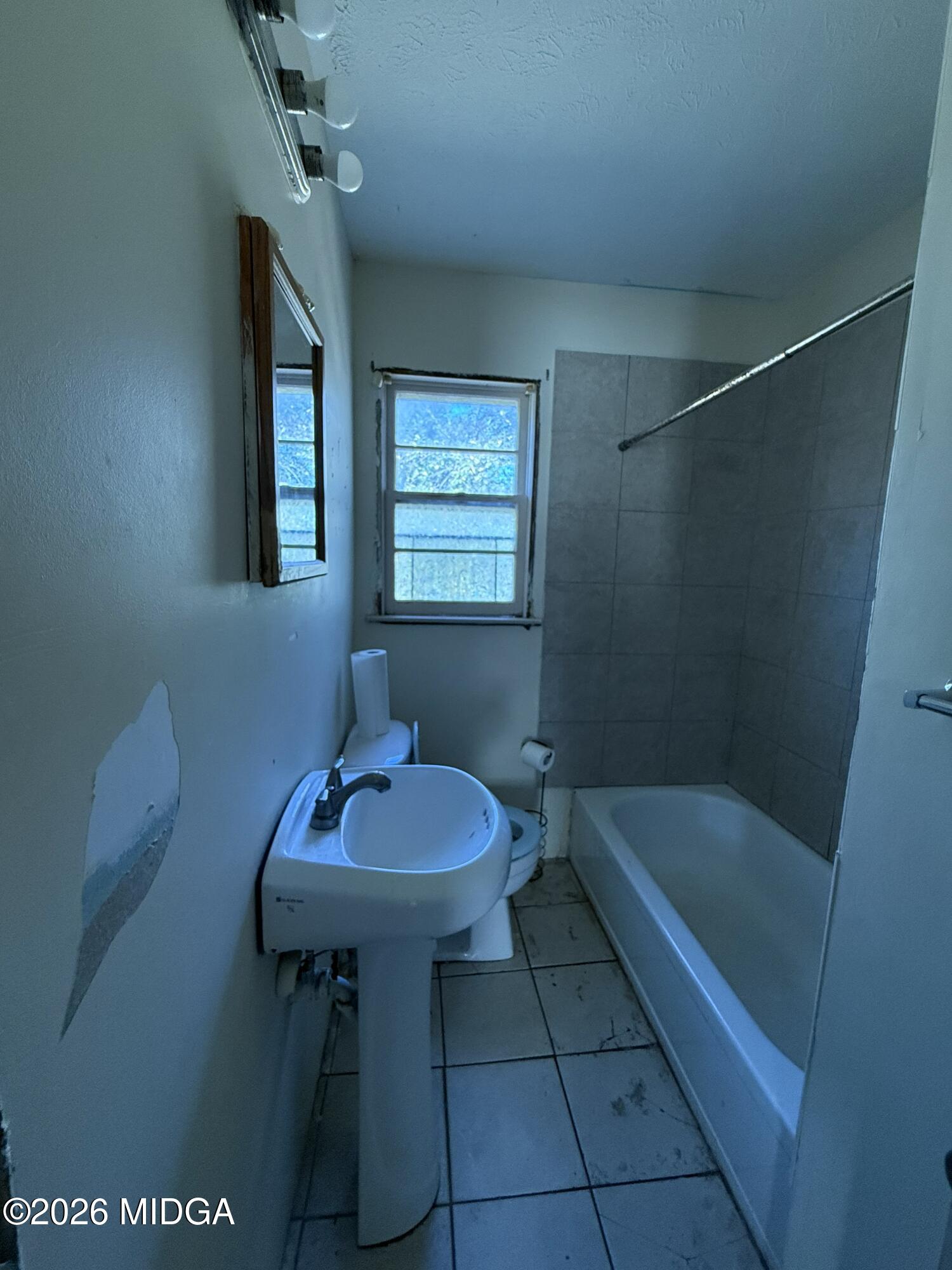 145 Edmondson Circle Cochran, GA 31014 - Photo 10 of 13 a bathroom with a sink toilet and tub