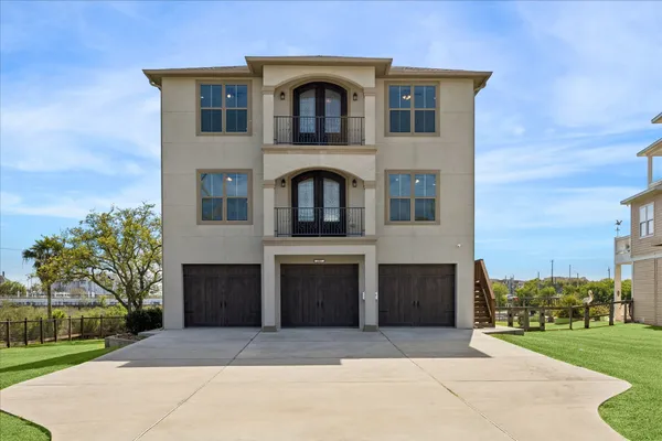 $885,000 | 2001 Oceanview Drive, Seabrook, TX 77586
