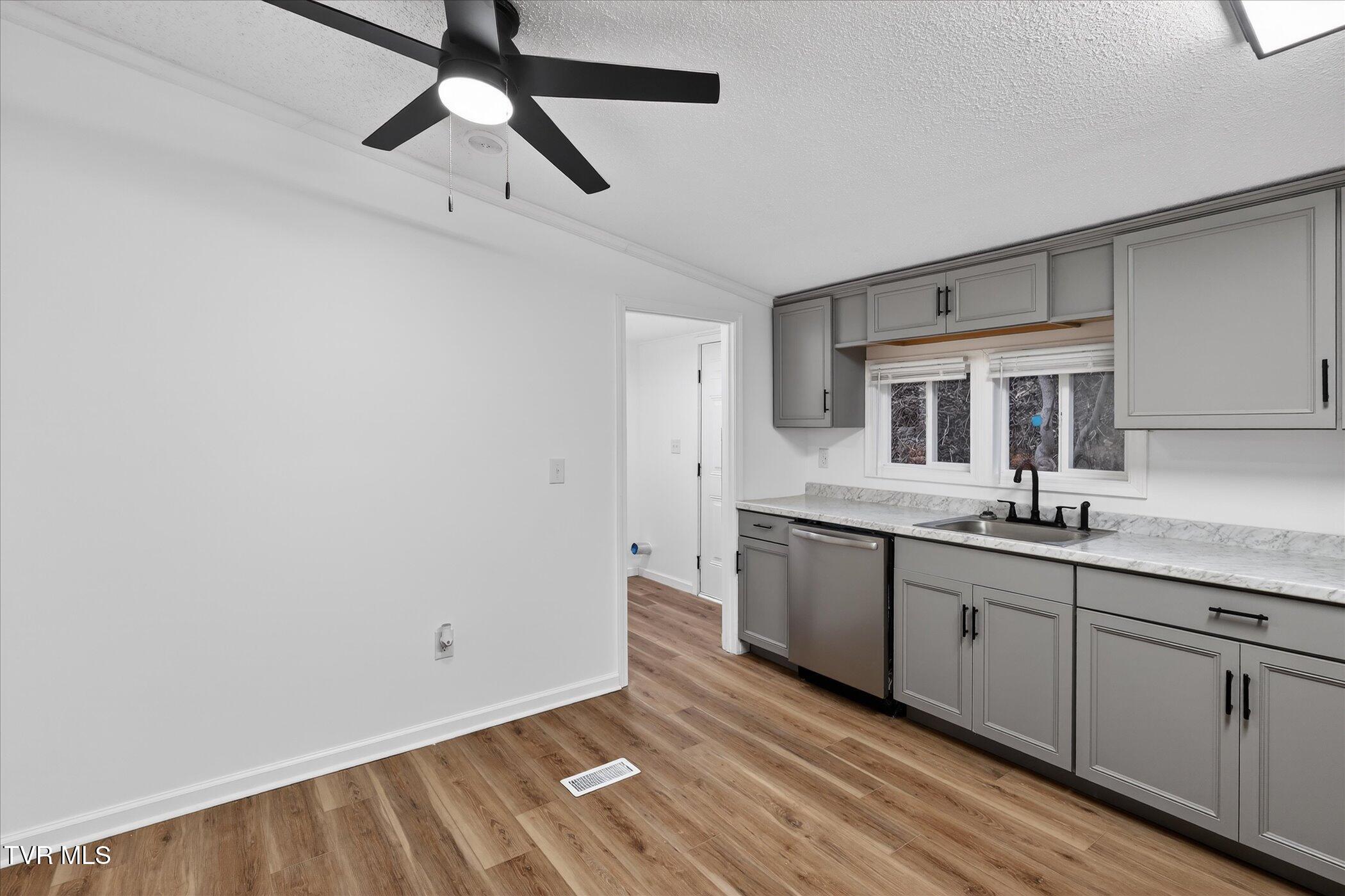 10657 Oak Grove Road Bristol, VA 24202 - Photo 14 of 46 09-10657-Oak-Grove-Rd-Bristol-VA-24202-W