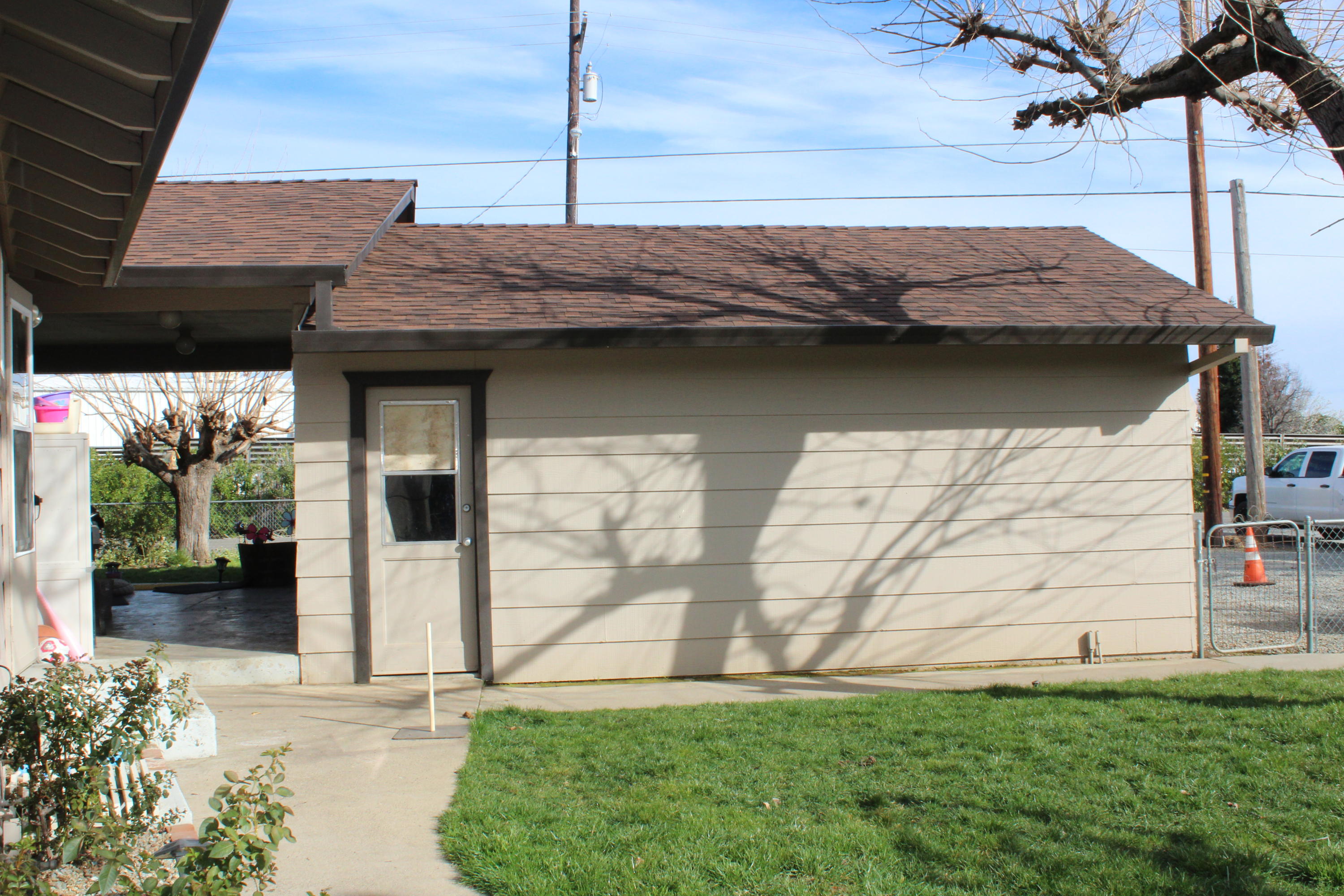 17983 Oasis Road Redding, CA 96003 - Photo 10 of 11 detached garage