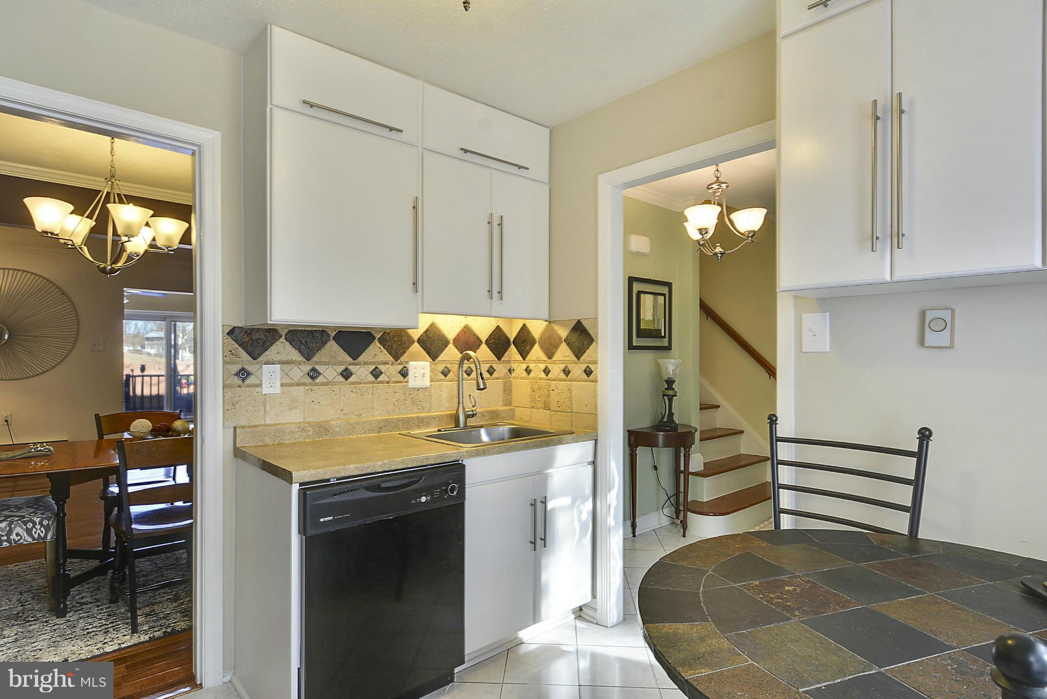 322 Rock Spring Drive Southwest Leesburg, VA 20175 - Photo 6 of 28 Lovely eat-in kitchen