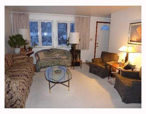787 Lindsay Road Carnegie, PA 15106 - Photo 2 of 15 Living Room. COMFORTABLE AND BRIGHT