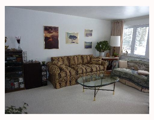 787 Lindsay Road Carnegie, PA 15106 - Photo 3 of 15 Living Room.