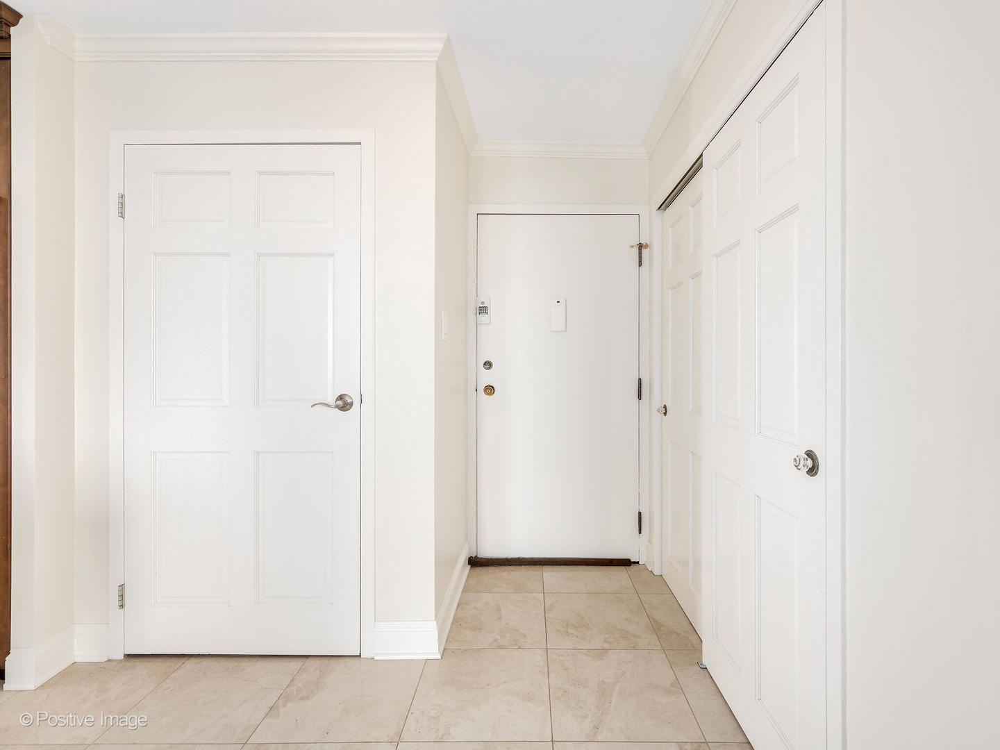 40 North Tower Road, Unit 12F Oak Brook, IL 60523 - Photo 3 of 25 a view of a closet area with ceiling fan