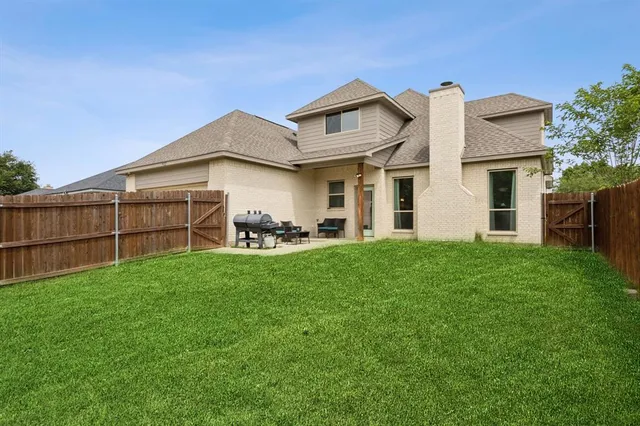 a view of a house with backyard