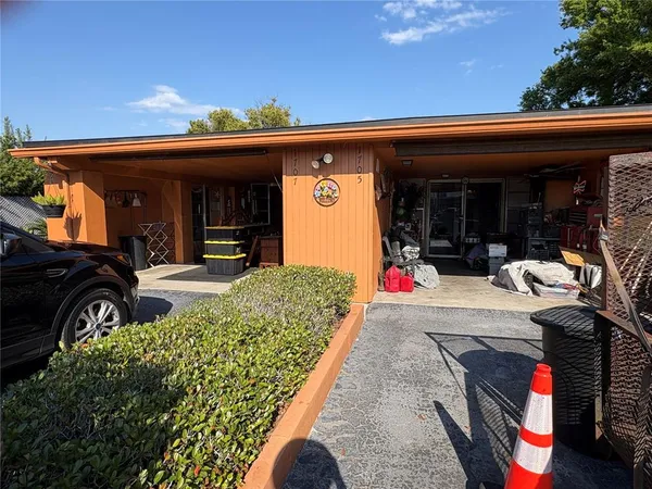 a view of entryway with furniture