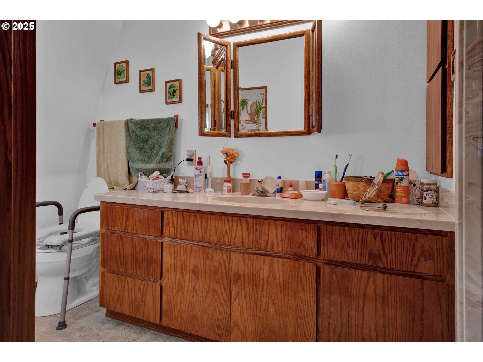 434 East 39th Avenue Eugene, OR 97405 - Photo 20 of 48 a bathroom with a sink double vanity and a mirror