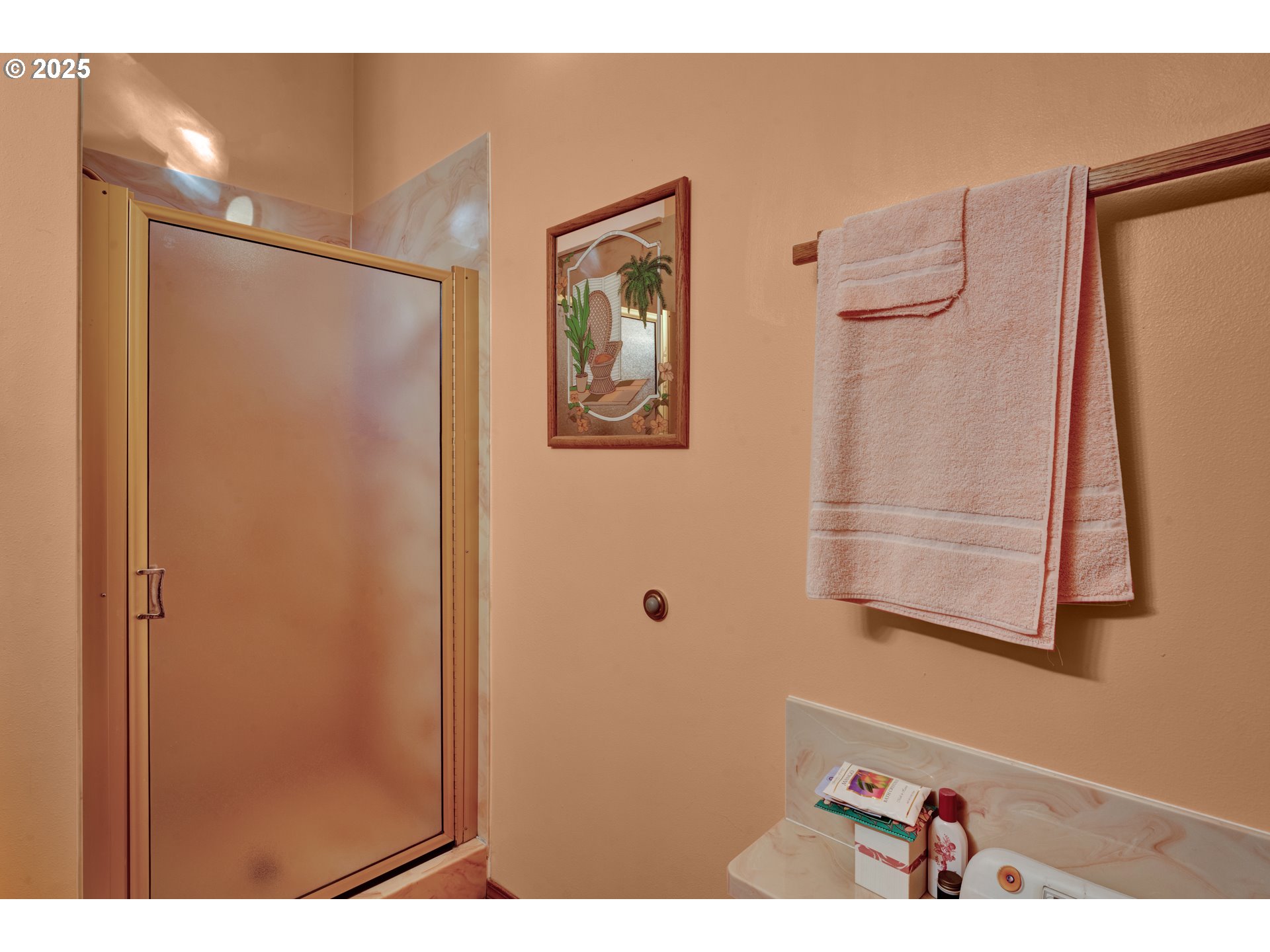 434 East 39th Avenue Eugene, OR 97405 - Photo 27 of 48 a picture of a bathroom with a shower