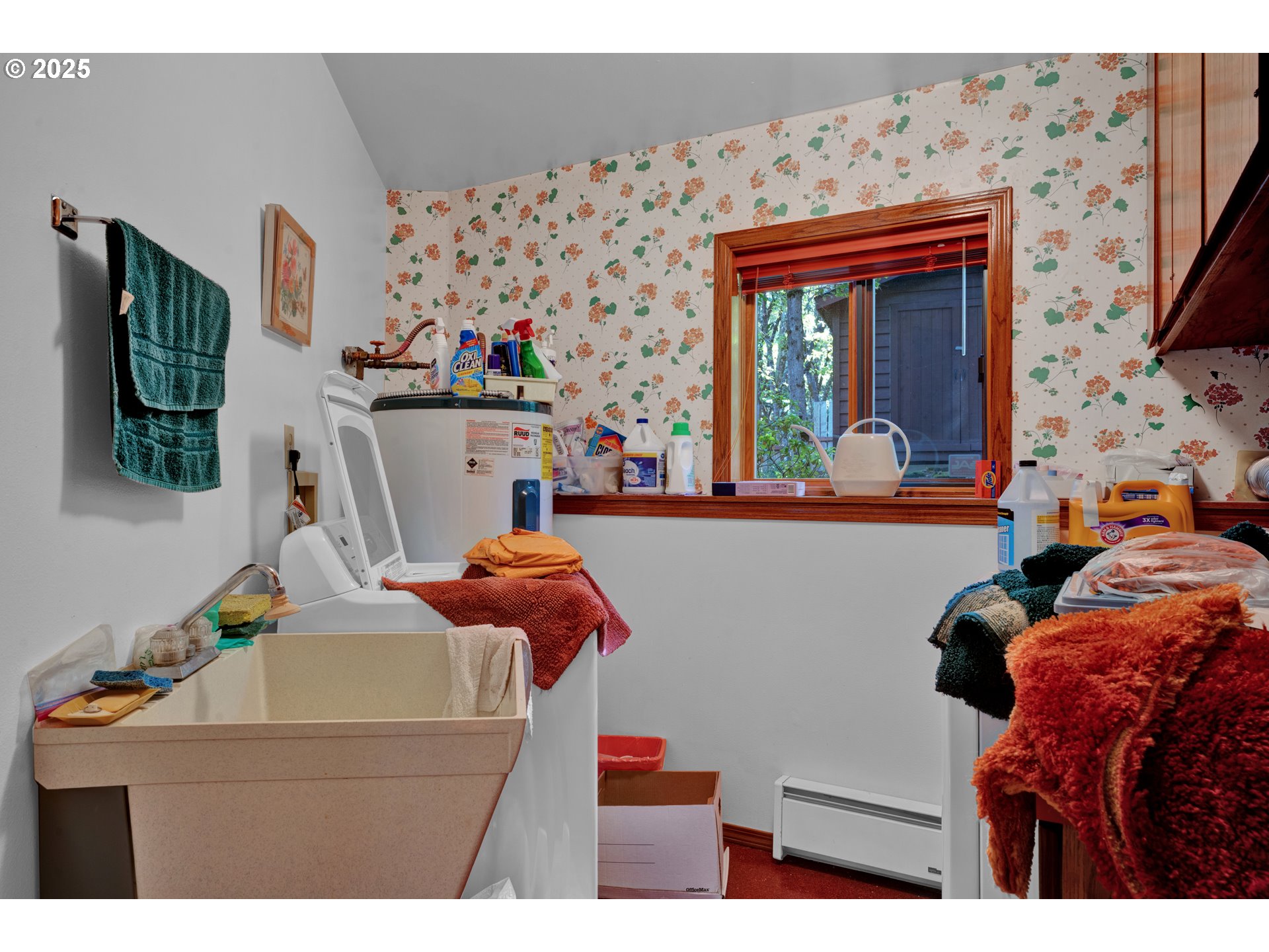 434 East 39th Avenue Eugene, OR 97405 - Photo 37 of 48 a living room with furniture and a fireplace