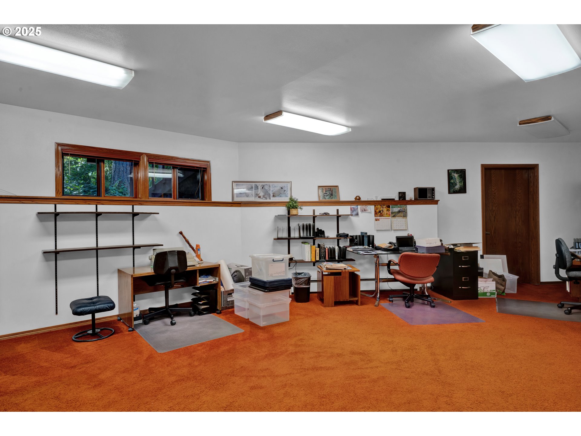 434 East 39th Avenue Eugene, OR 97405 - Photo 38 of 48 a workspace with furniture