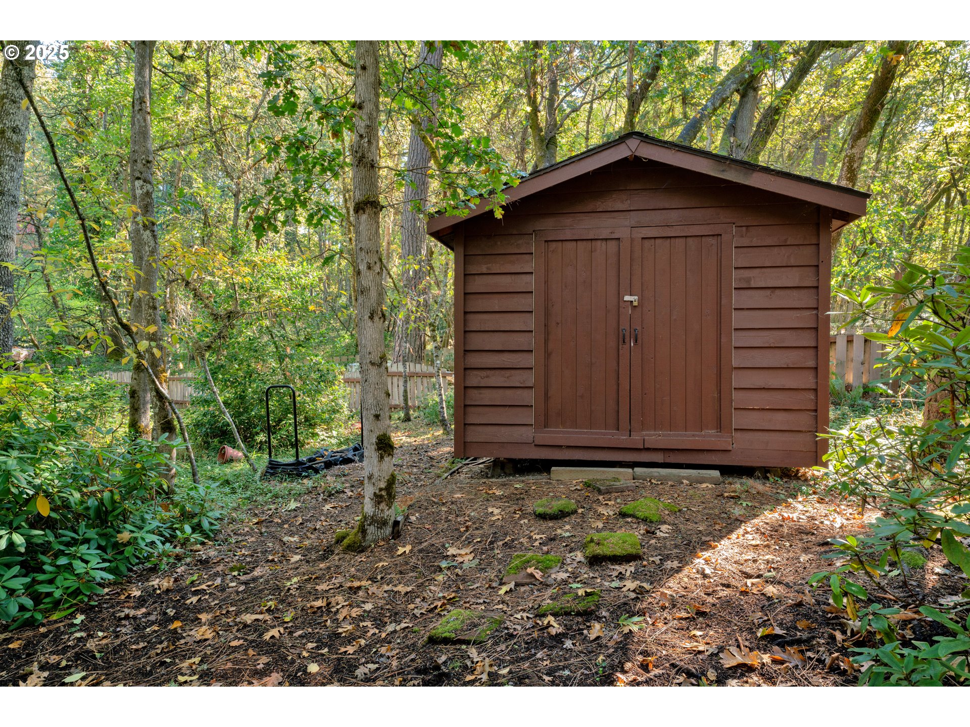 434 East 39th Avenue Eugene, OR 97405 - Photo 44 of 48 a yellow house with a outdoor space