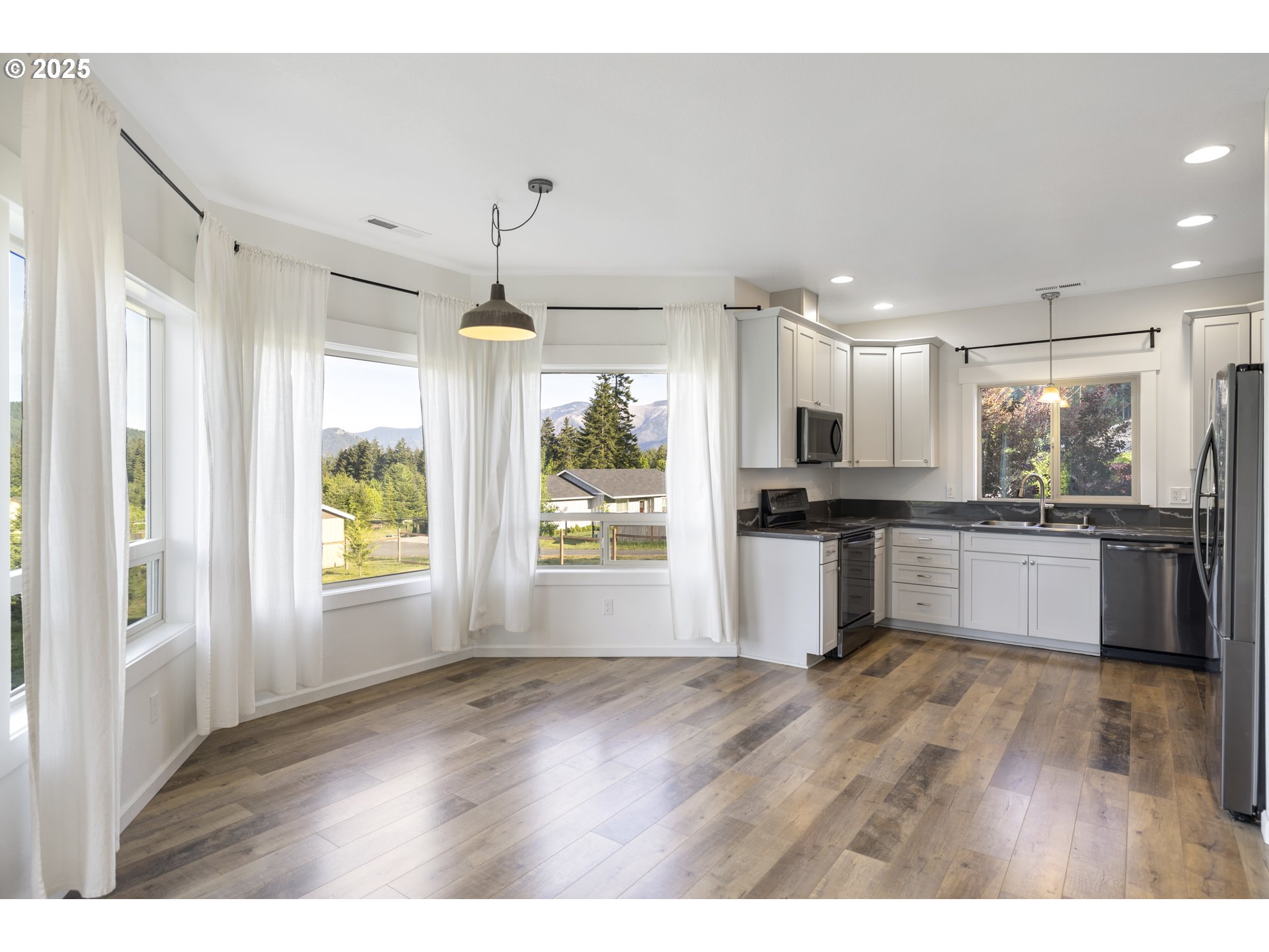 31 Kay Road Carson, WA 98610 - Photo 3 of 48 Gallery Image 3