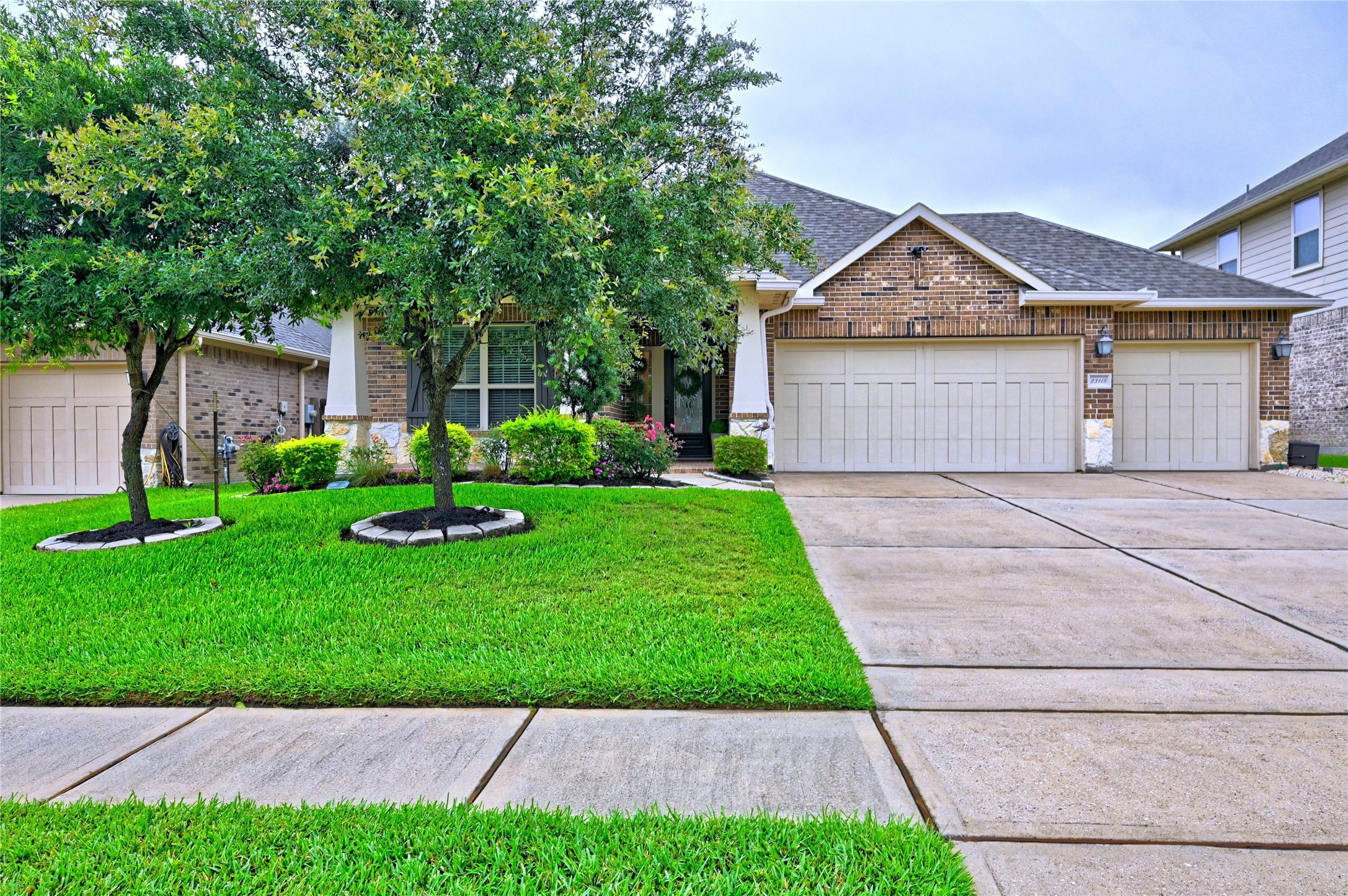 Welcome to 23118 Southern Brook Trail.  This adorable DR Horton one story home has a lovely covered front porch and three car garage.