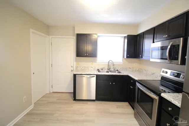 $1,400 | 3400 Green Briar Court, Unit C, Gulf Breeze, FL 32563