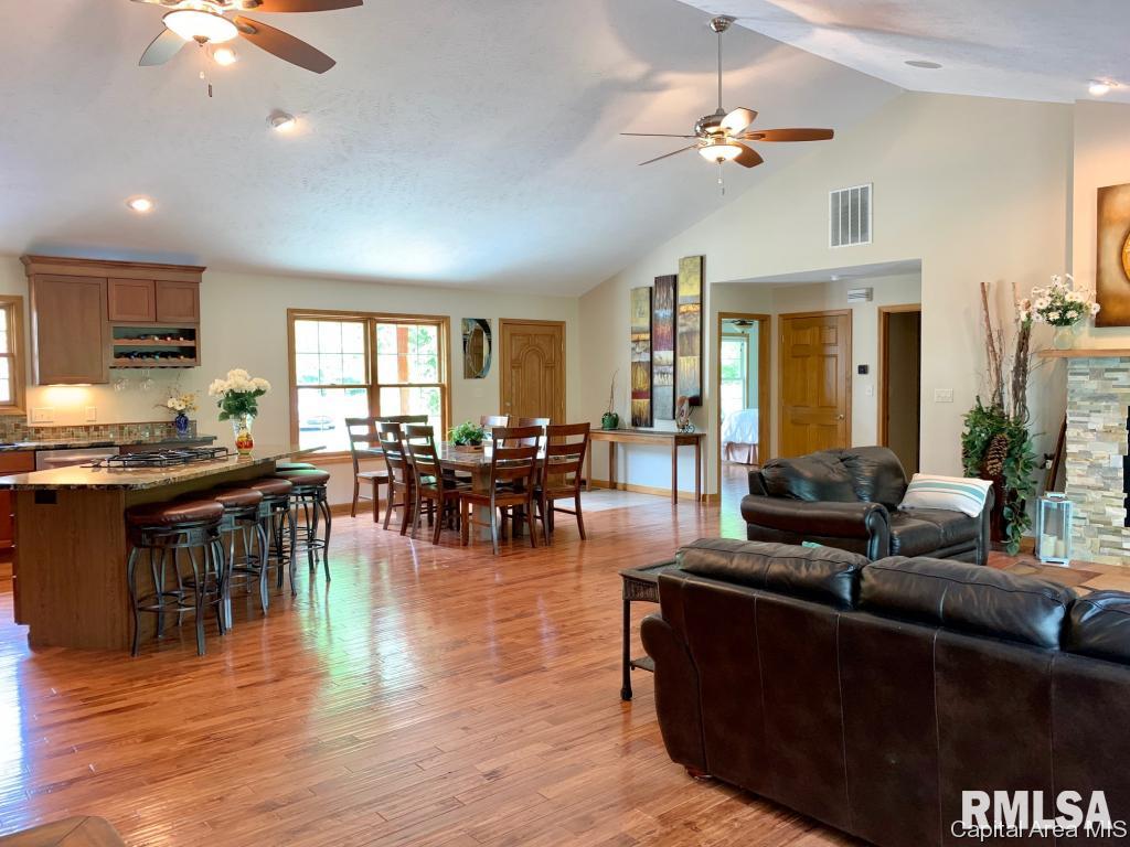 9 Hawthorne Lane Springfield, IL 62712 - Photo 3 of 26 Gallery Image 3