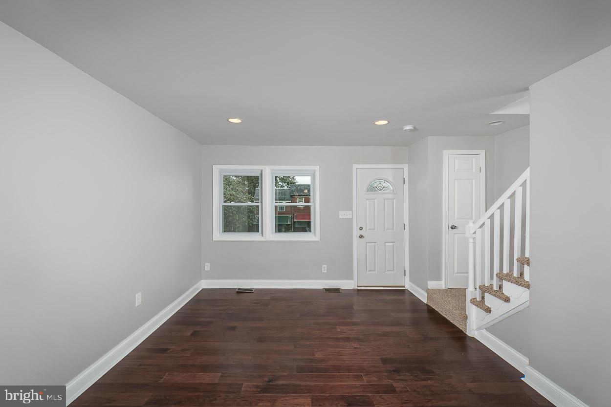 3920 Rokeby Road Baltimore, MD 21229 - Photo 15 of 24 Living Room