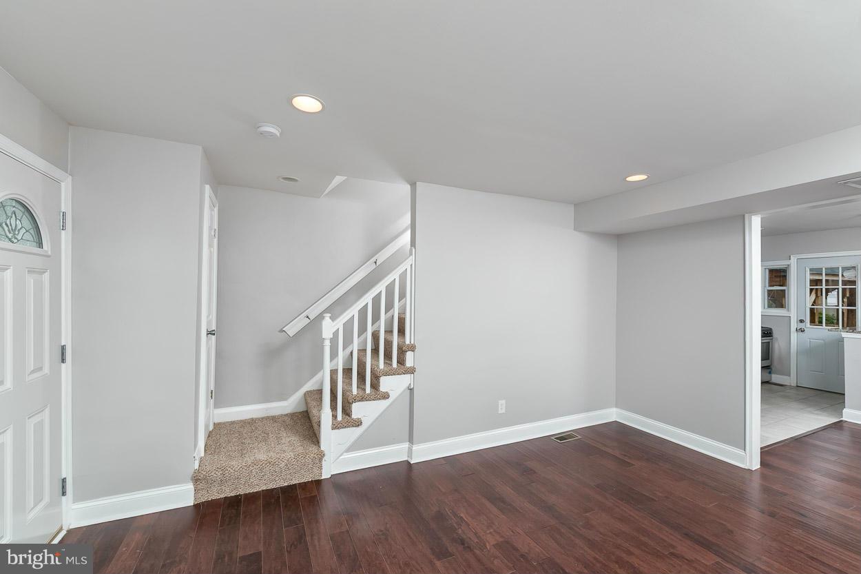 3920 Rokeby Road Baltimore, MD 21229 - Photo 7 of 24 Living Room