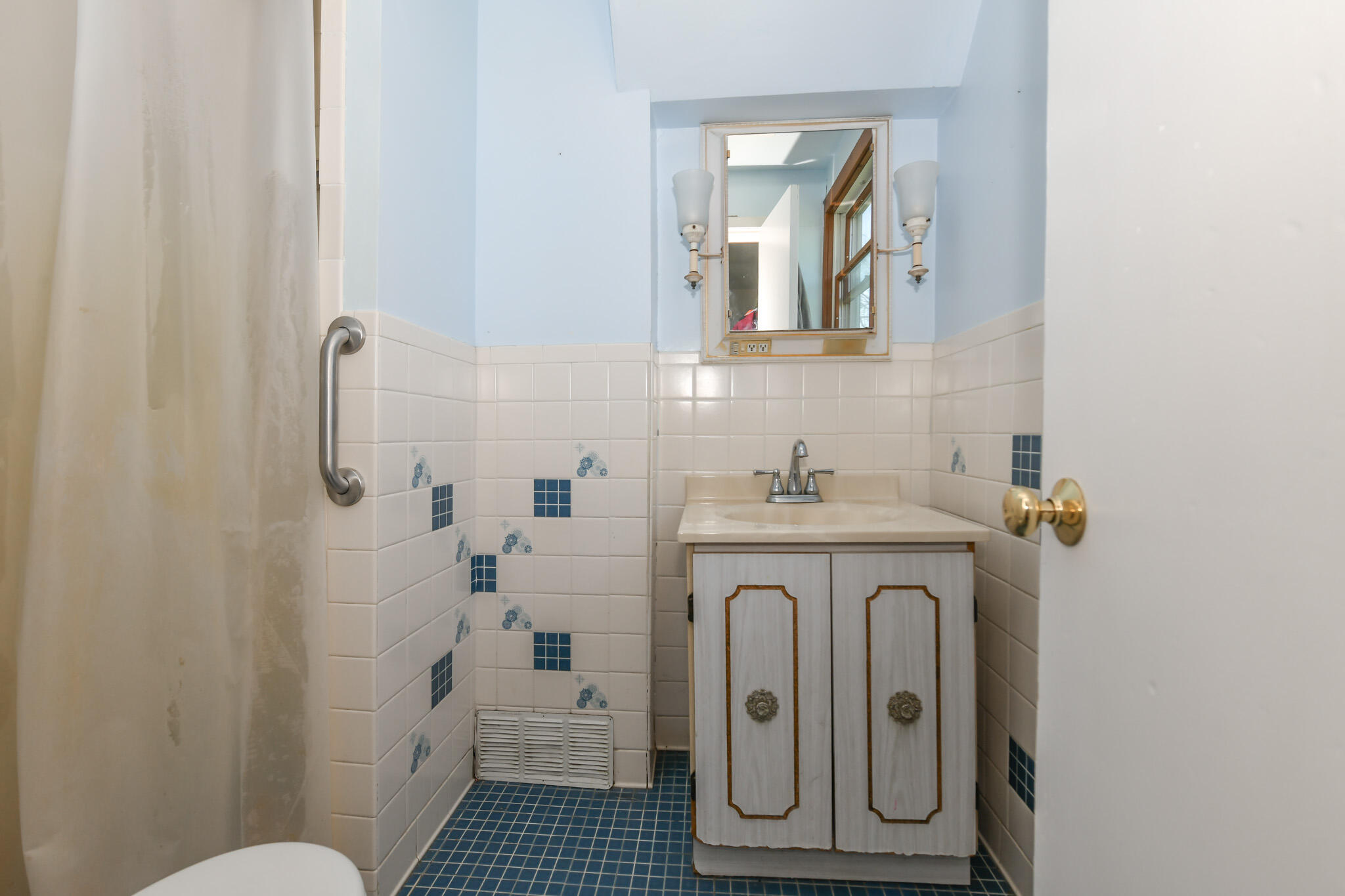 N5364 Cobb Road Lafayette, WI 53121 - Photo 22 of 38 Main Level Full Bath