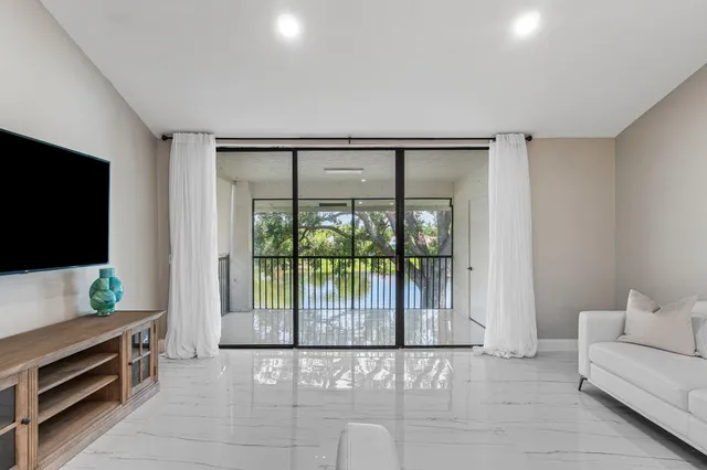 $379,000 | 6944 Briarlake Circle, Unit 203, Palm Beach Gardens, FL 33418