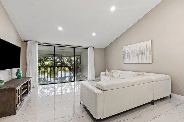 $379,000 | 6944 Briarlake Circle, Unit 203, Palm Beach Gardens, FL 33418