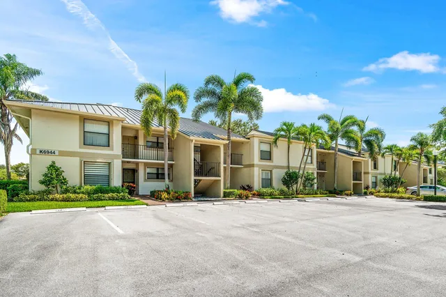 $379,000 | 6944 Briarlake Circle, Unit 203, Palm Beach Gardens, FL 33418