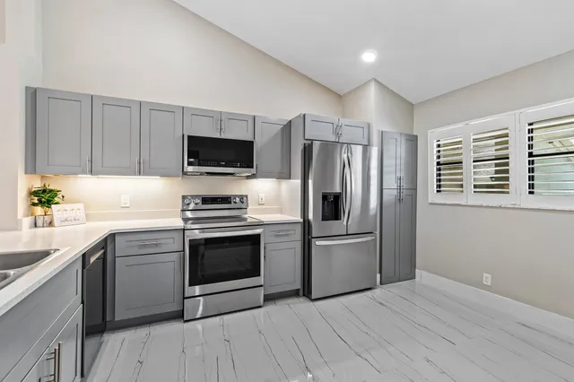 $379,000 | 6944 Briarlake Circle, Unit 203, Palm Beach Gardens, FL 33418