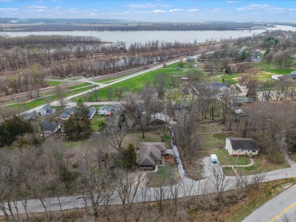 $215,000 | 1588 Washington Street, Muscatine, IA 52761