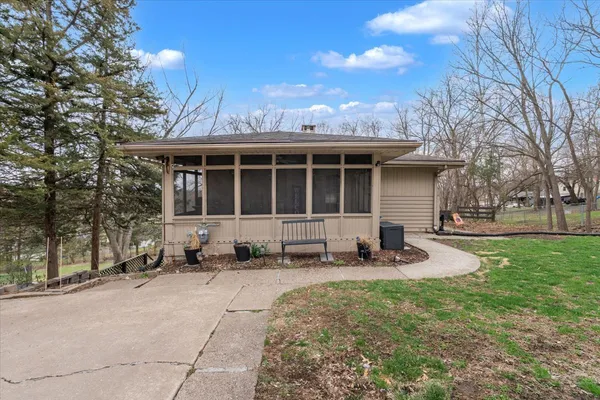 $215,000 | 1588 Washington Street, Muscatine, IA 52761