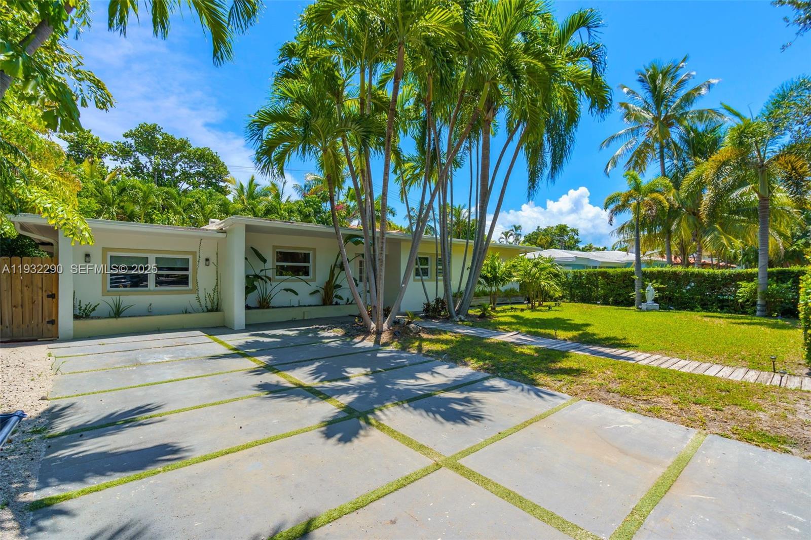 653 Glenridge Road Key Biscayne, FL 33149 - Photo 3 of 47