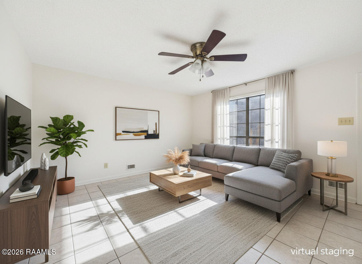 112 Country, Unit 2 Lafayette, LA 70508 - Photo 2 of 18 Living room (75)