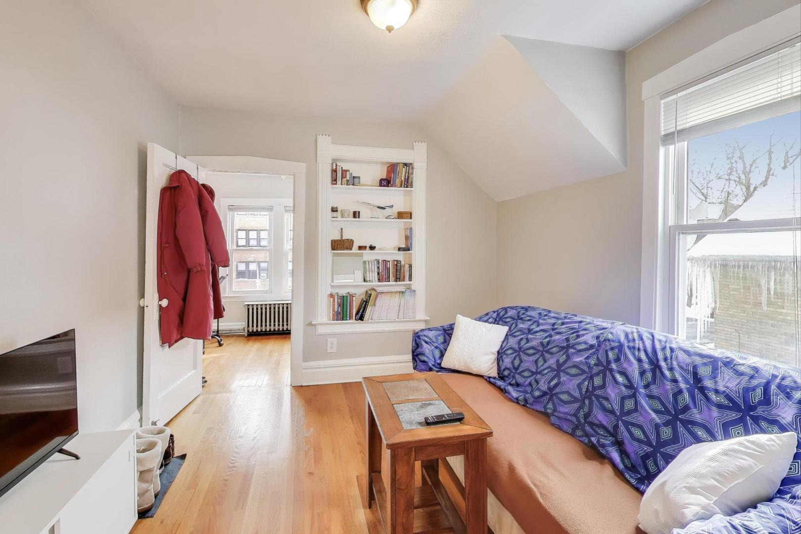 7330 North Honore Street Chicago, IL 60626 - Photo 19 of 43 a living room with furniture and a flat screen tv