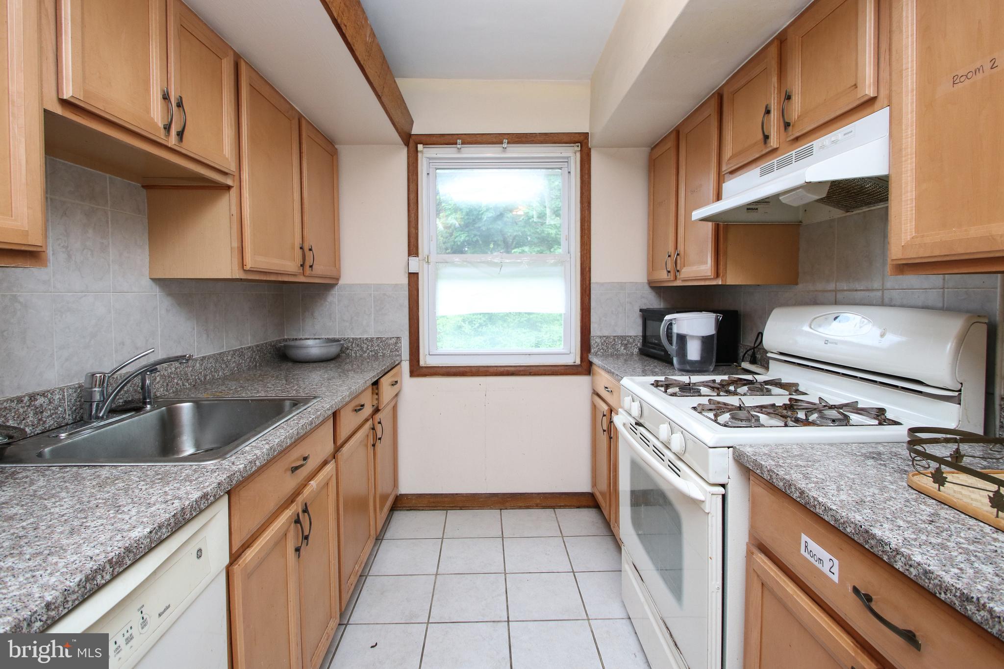 2734 West Country Club Road Philadelphia, PA 19131 - Photo 13 of 30 Kitchen
