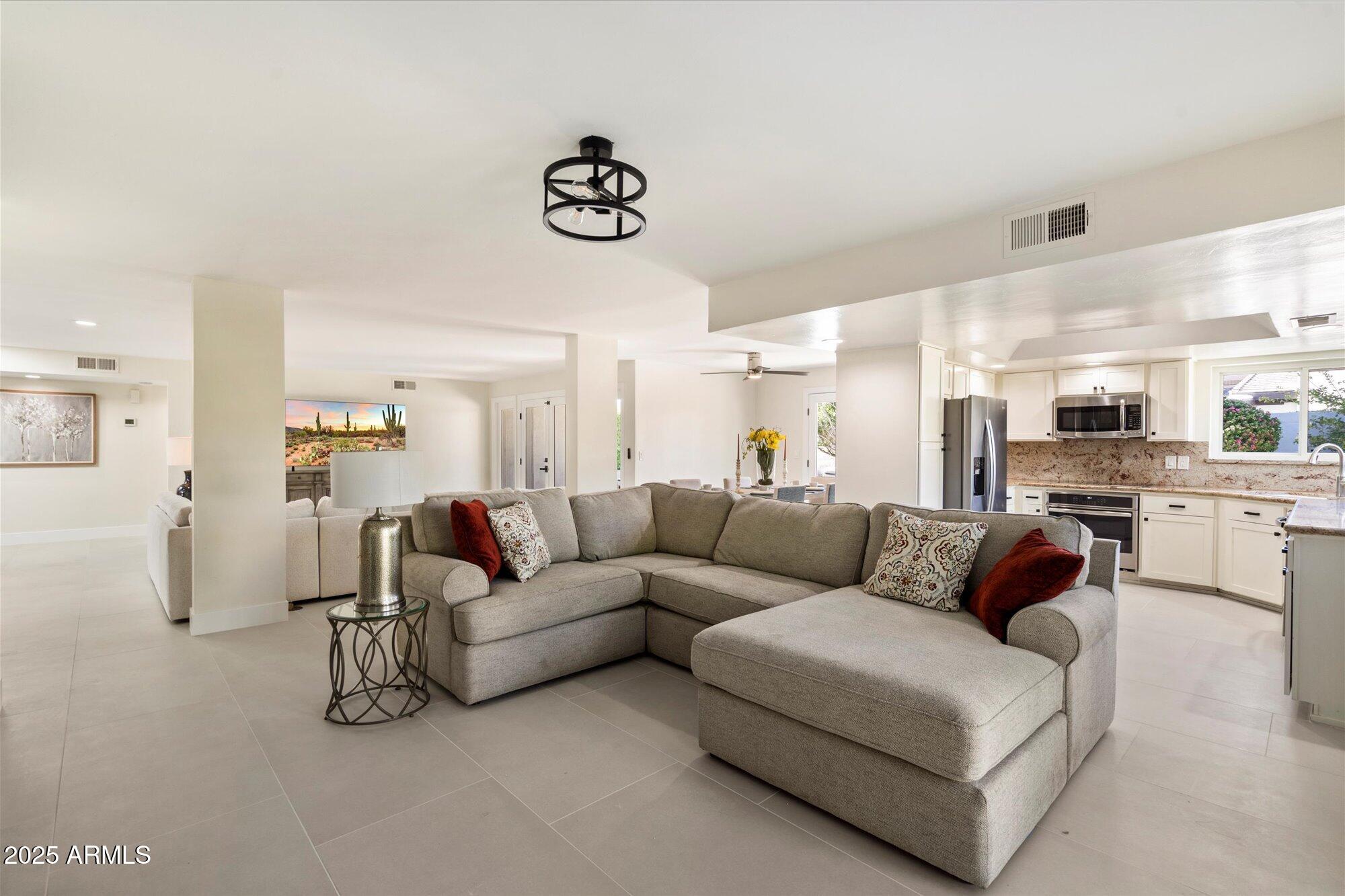 8338 East San Rafael Drive Scottsdale, AZ 85258 - Photo 9 of 26 09-103204885