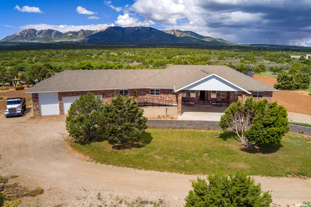 422 South Creek Road Monticello, UT 84535 - Photo 5 of 59 View of front of property with a mountain view