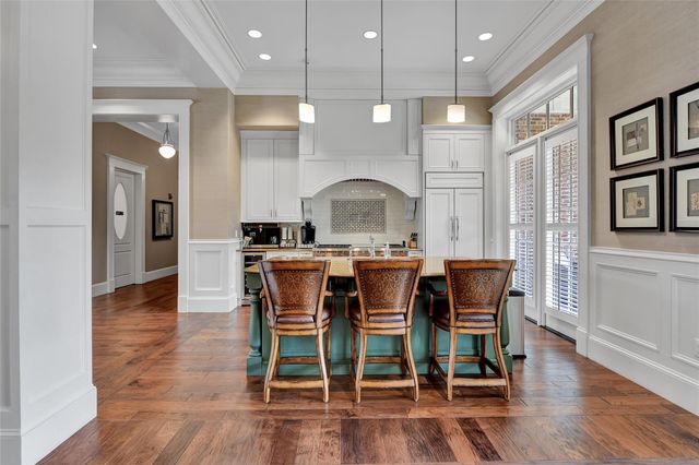 $950,000 | 222 Breezy Way, The Woodlands, TX 77380