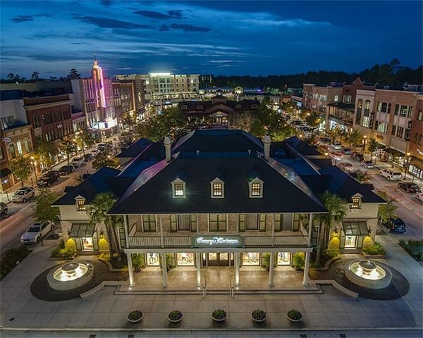 $950,000 | 222 Breezy Way, The Woodlands, TX 77380