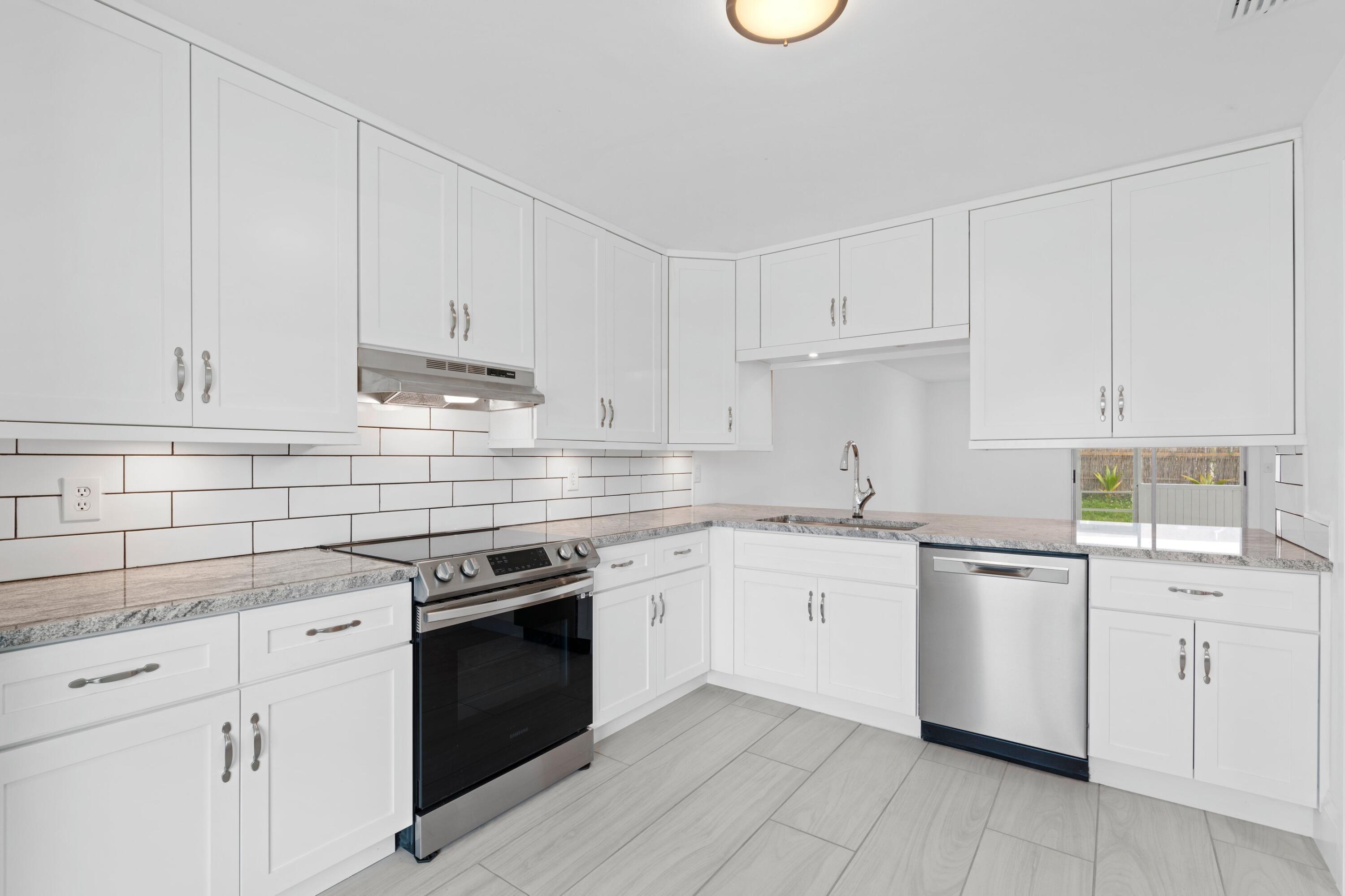 4473 Southeast Village Road Stuart, FL 34997 - Photo 5 of 20 Kitchen