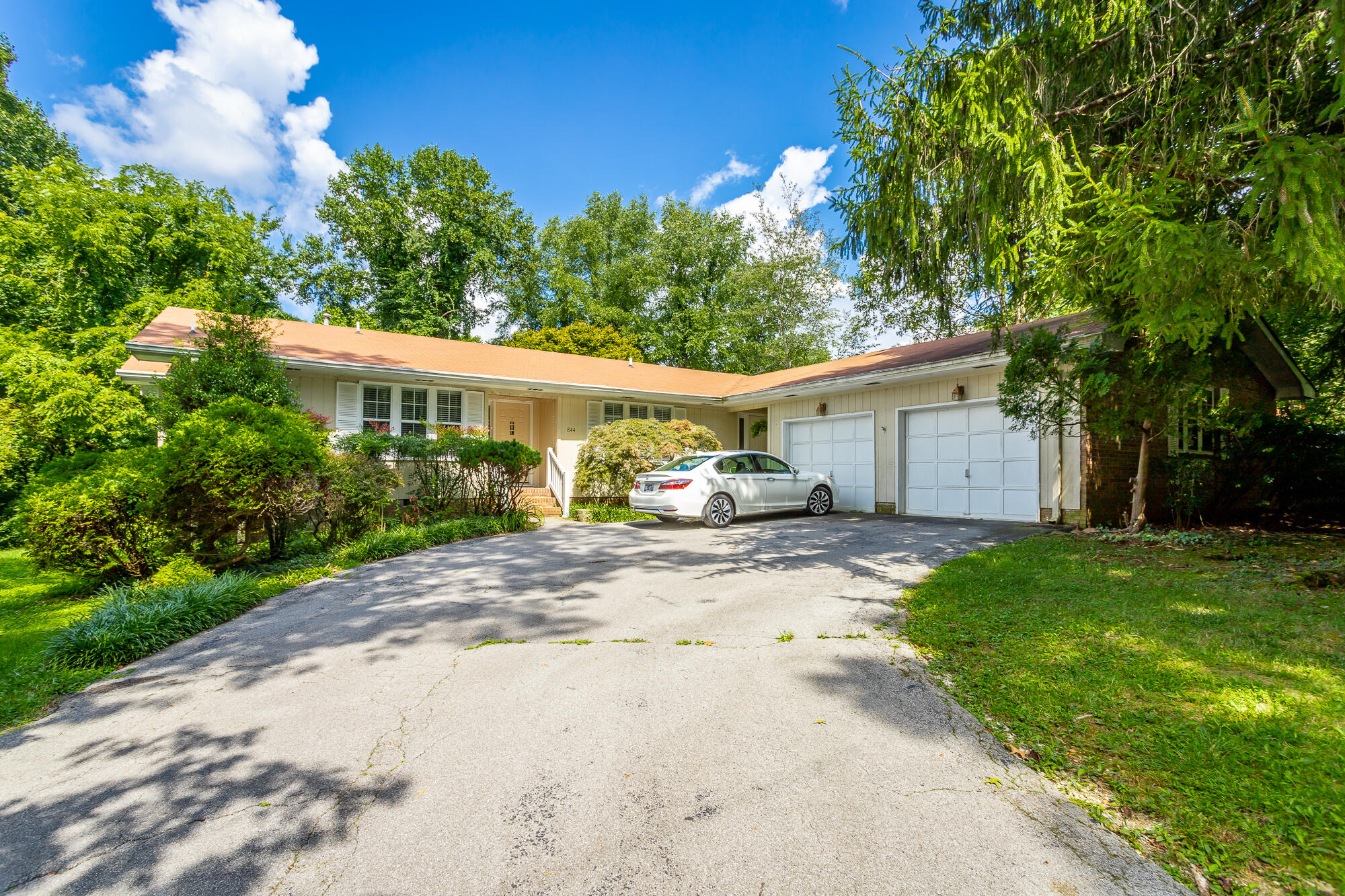 844 South Murrell Road Signal Mountain, TN 37377 - Photo 2 of 43 Exterior 2