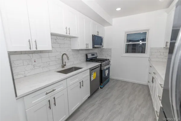 $3,600 | 27 Park Place, Unit 2, Lynbrook, NY 11563