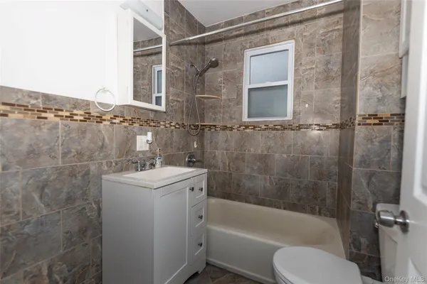 $3,600 | 27 Park Place, Unit 2, Lynbrook, NY 11563