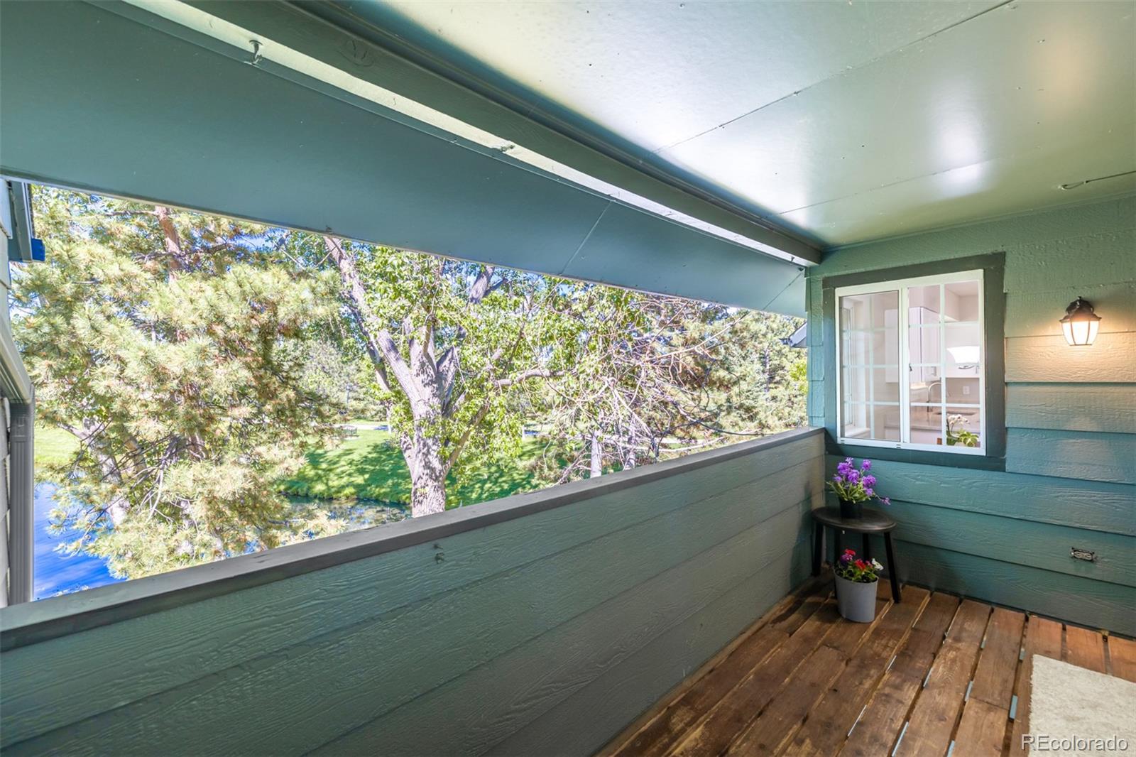 10401 West Red Mountain Road Littleton, CO 80127 - Photo 33 of 40 a room with a large window