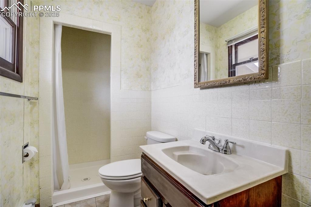 65 Yeoman Lane Divide, CO 80814 - Photo 27 of 43 a bathroom with a sink toilet and mirror